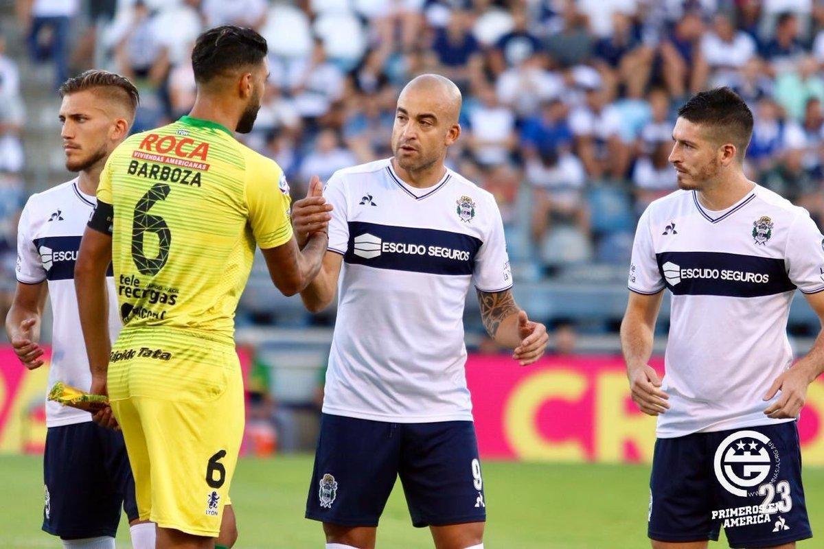 Uniforme do Gimnasia La Plata, da Argentina