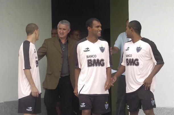 Apresentação dos jogadores de futebol do Atlético, Wesley Barbosa de Morais, Rafael Toro, e Richarlyson, ao fundo o diretor de Futebol Eduardo Maluf, no Centro de Treinamento (Cidade do Galo), em Vespasiano, na Regiao Metropolitana de Belo Horizonte.