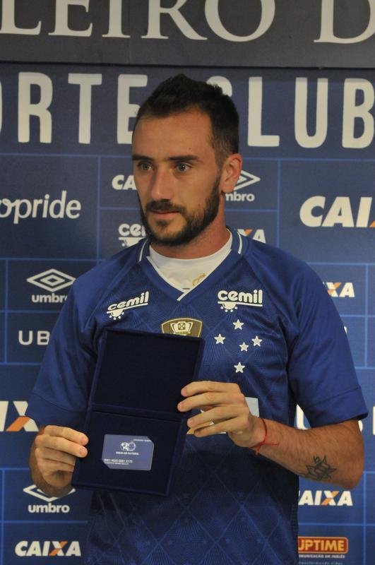 Meia argentino foi apresentado como novo reforo do Cruzeiro nesta quinta-feira (18 de janeiro)