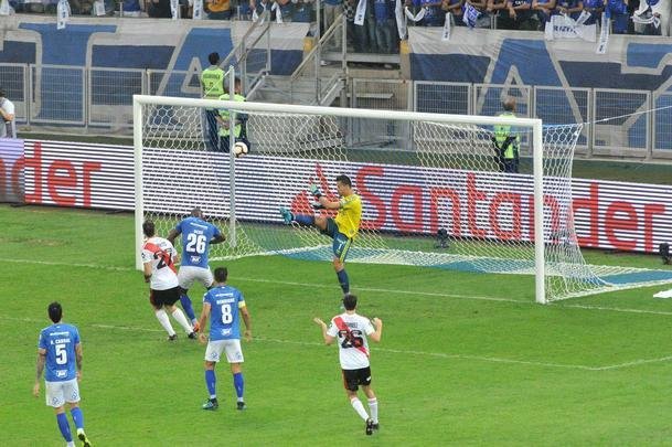 River teve boas chances no primeiro tempo e parou nas defesas de Fbio