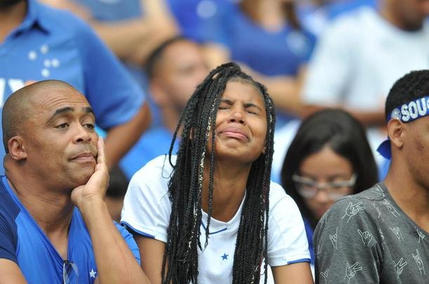 Torcedores choram no Mineiro com derrota e rebaixamento do Cruzeiro