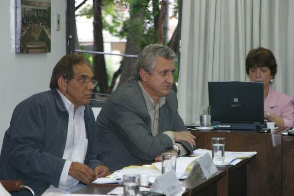 Os representantes do Cruzeiro, Eduardo Maluf (d) e Benecy Queiroz (e), participam da reunião na FMF (Federação Mineira de Futebol) para definição do Campeonato Mineiro de 2006, em Belo Horizonte