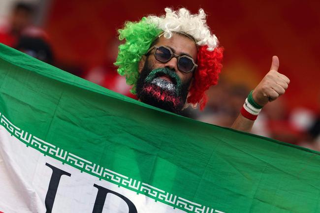 Os torcedores de Inglaterra e Irã no primeiro jogo do Grupo B na Copa do Mundo.