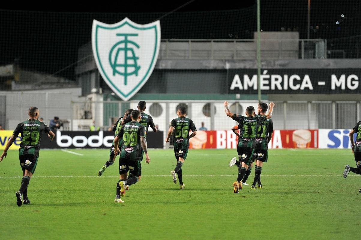 Ademir, de pnalti, ampliou para o Amrica sobre o Grmio: 2 a 0
