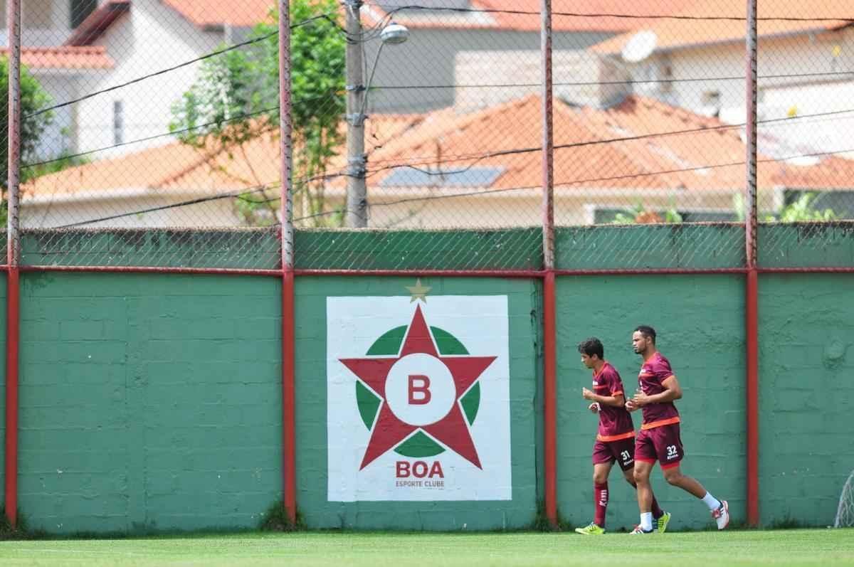 Bruno fez exerccios pela manh no CT do Boa Esporte acompanhado por um preparador fsico e foi aplaudido por curiosos que acompanharam a atividade