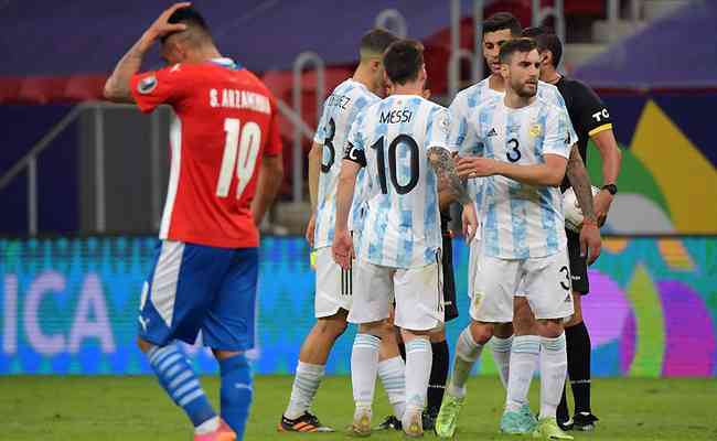 Messi festeja com os companheiros o gol de Papu Gmez, em assistncia perfeita de Di Mara