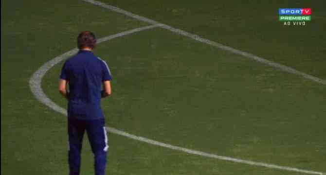 Preparador fsico Anselmo Sbragia, do Cruzeiro, jogou sal grosso no gramado do Mineiro antes da partida contra o Brasil de Pelotas, neste sbado, pela 26 rodada da Srie B