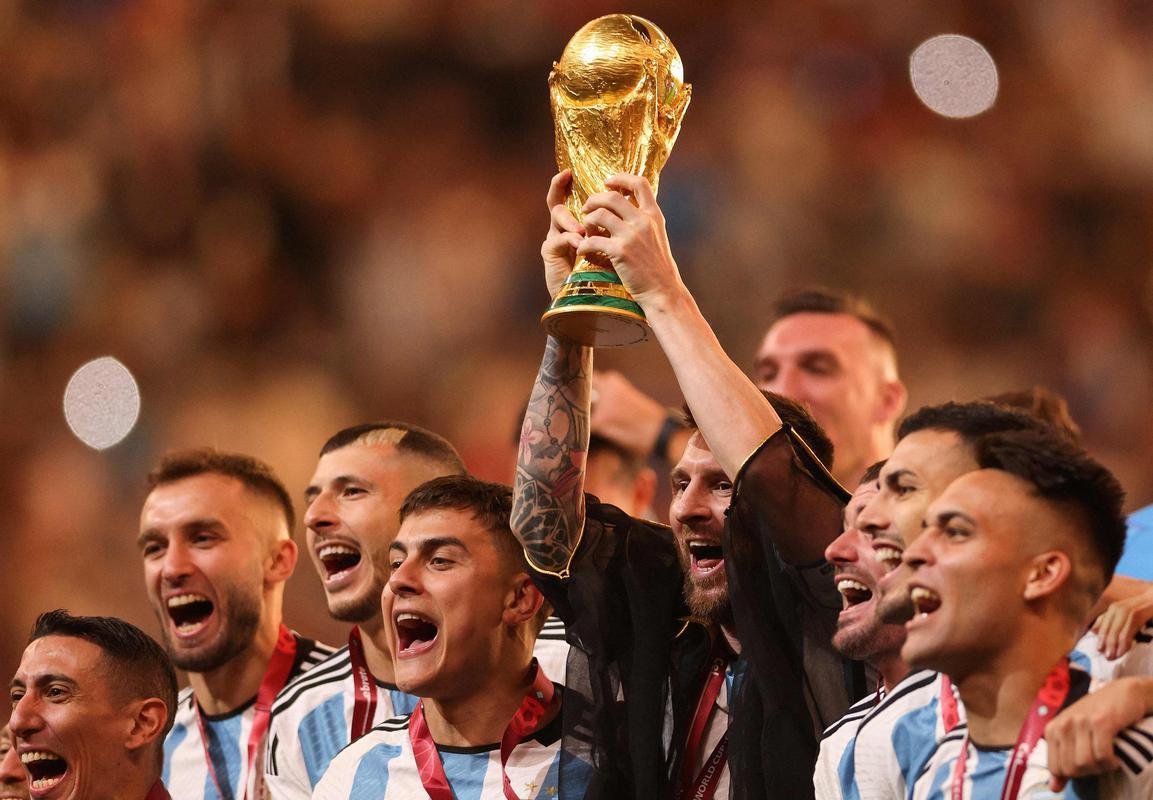 Messi ergue a taa de campeo da Copa do Mundo! Festa da Argentina no Estdio Icnico de Lusail, no Catar, com o tricampeonato mundial