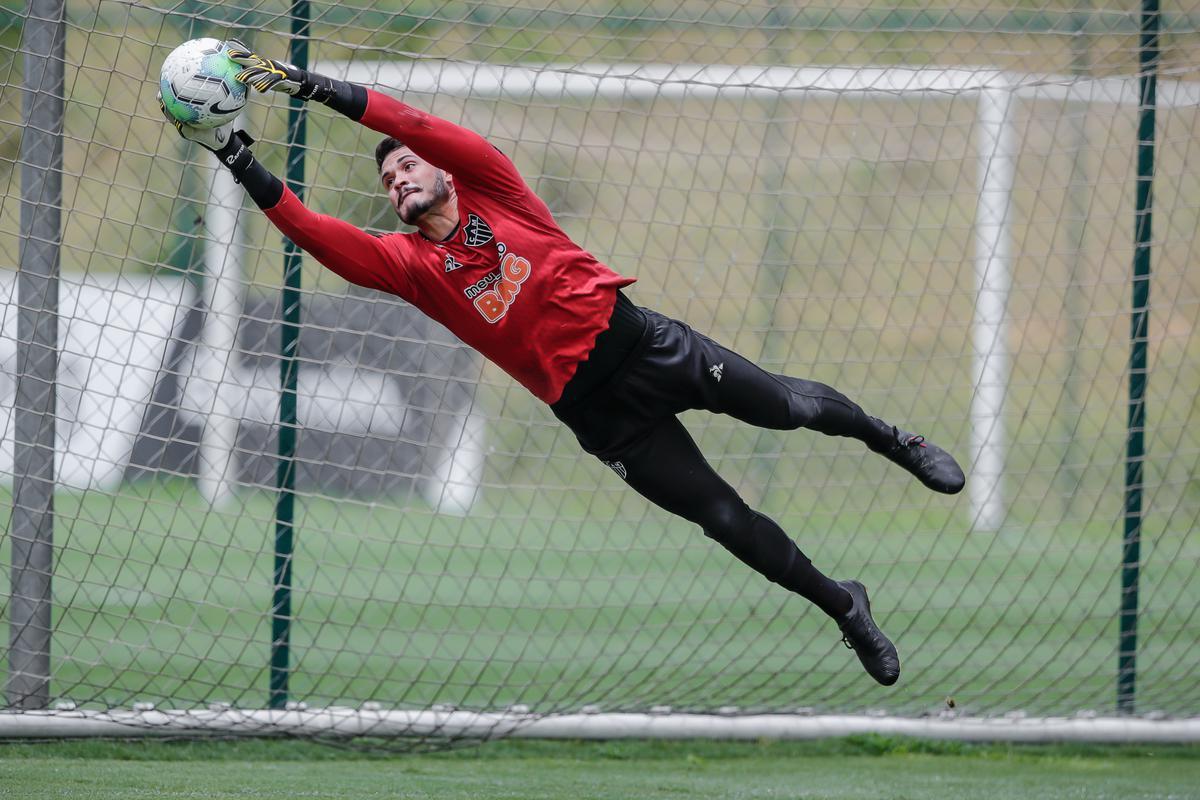Depois do empate por 2 a 2 com o Cear, no Castelo, pela 22 rodada do Brasileiro, Atltico voltou aos treinos nesta segunda-feira na Cidade do Galo. Atividade teve vrias caras novas, diante do elevado nmero de atletas infectados pela COVID-19