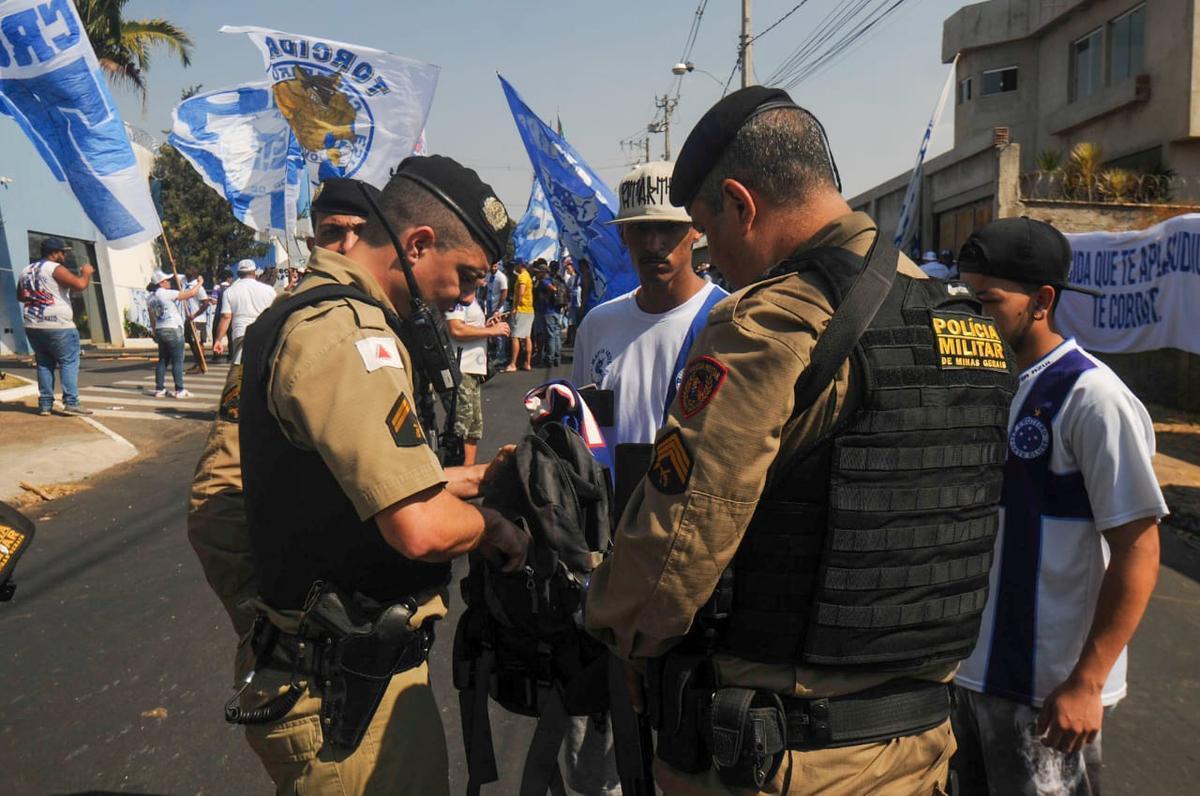 Torcedores protestam em frente  Toca da Raposa II