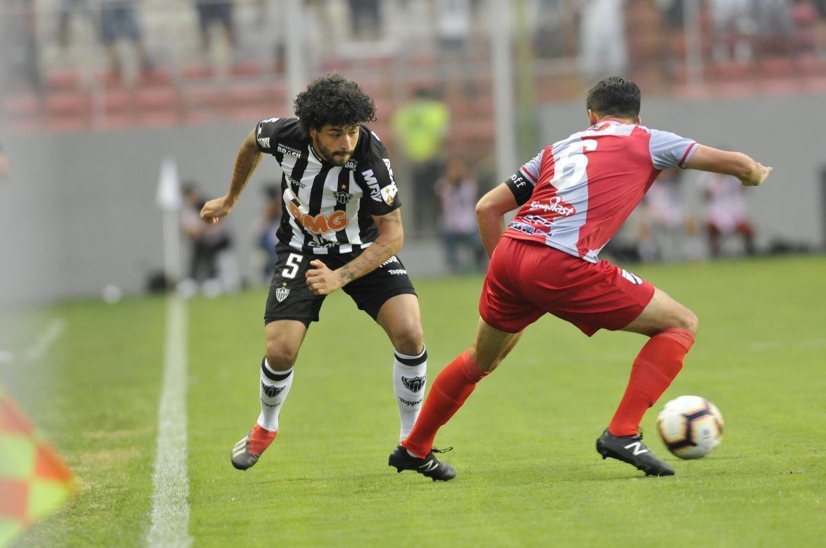 No primeiro tempo, Atltico abriu 3 a 1 no placar, com gols de Luan e Ricardo Oliveira (2)