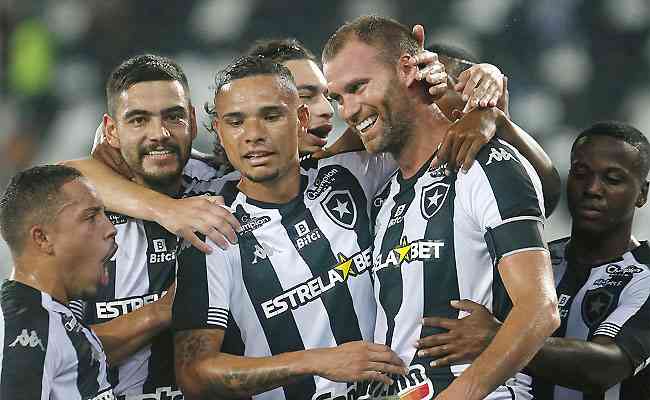 Joel Carli (dir) comemora o primeiro gol do Botafogo com os companheiros