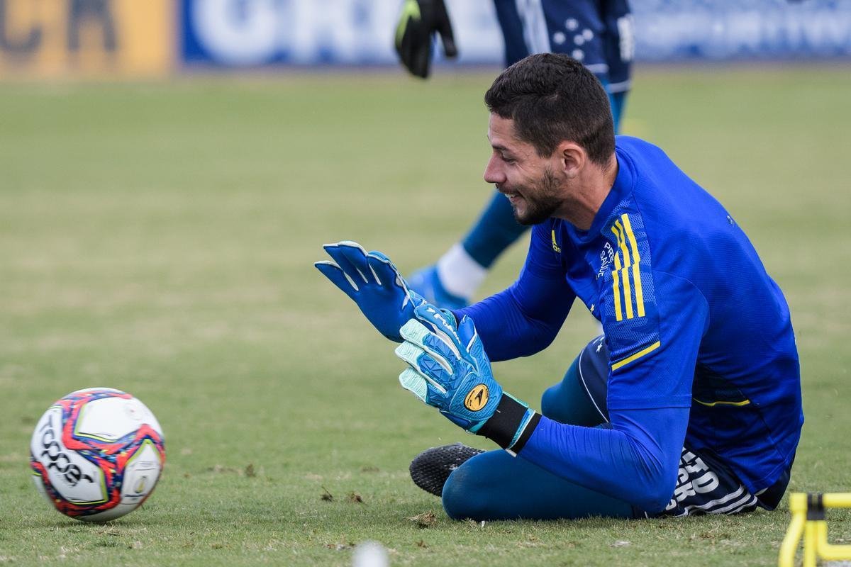 Comisso tcnica de Vanderlei Luxemburgo comandou treino na Toca da Raposa II nesta quarta-feira. Time se prepara para enfrentar o Brusque, s 11h de sbado, no estdio Augusto Bauer, em Santa Catarina, pela 16 rodada da Srie B.