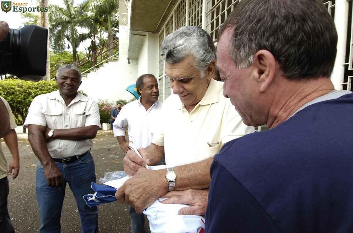 Em 2006, no aniversário de 40 anos do título da Taça Brasil de 1966, reportagem do Estado de Minas e do Superesportes reuniu no Mineirão alguns dos craques do Cruzeiro: Zé Carlos, William, Procópio, Neco, Natal, Dirceu Lopes, Evaldo e Tostão.
