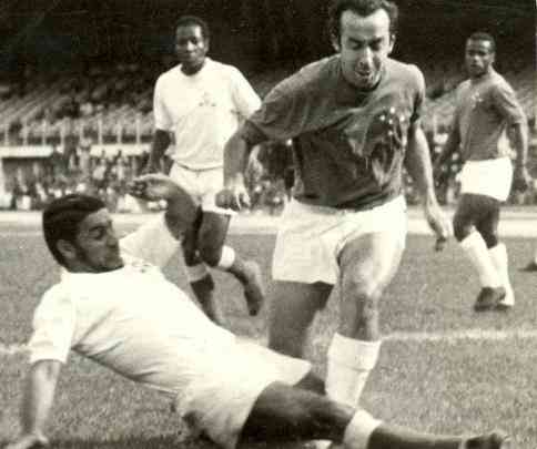Tostão - 18 gols em 1966, 20 gols em 1967 e 25 gols em 1968 (Cruzeiro tricampeão)