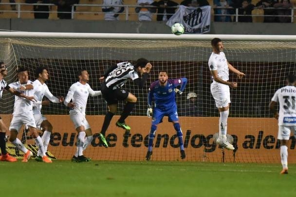 Atlético derrotou Santos por 2 a 1, de virada, com gols de Chará, e avançou às quartas de final da Copa do Brasil