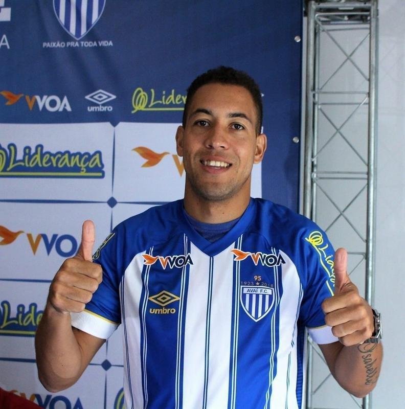O Ava anunciou a contratao do lateral-esquerdo Julinho