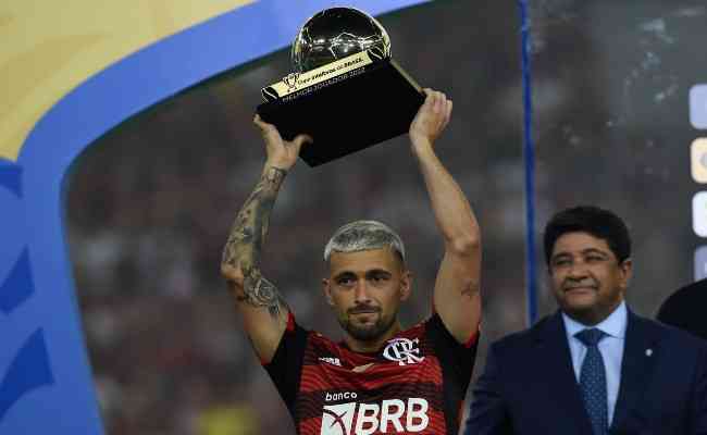 Uruguaio recebeu a Bola de Ouro durante a premiao do ttulo, aps a vitria do Flamengo sobre o Corinthians, nos pnaltis, no Maracan.
