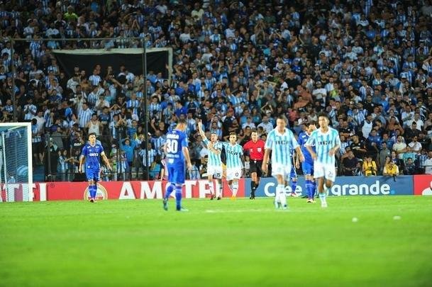 No segundo tempo, Lautaro Martnez marcou o terceiro dele no jogo, Robinho fez de falta para o Cruzeiro e Solari deu nmeros finais ao placar: Racing 4 x 2 Cruzeiro