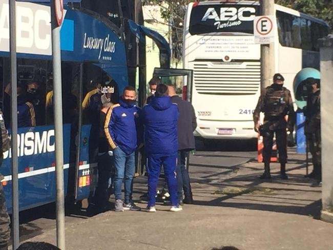 A delegao do Boca Juniors foi liberada da Central de Flagrantes 4  (CEFLAN 4) da Polcia Civil, no bairro Alpio de Melo, regio Noroeste de Belo Horizonte, por volta das 12h desta quarta-feira. Jogadores e membros da comisso tcnica da equipe argentina ficaram na delegacia por cerca de 12 horas para esclarecimentos sobre a confuso no Mineiro aps a eliminao diante do Atltico, nos pnaltis, pelas oitavas de final da Copa Libertadores da Amrica.