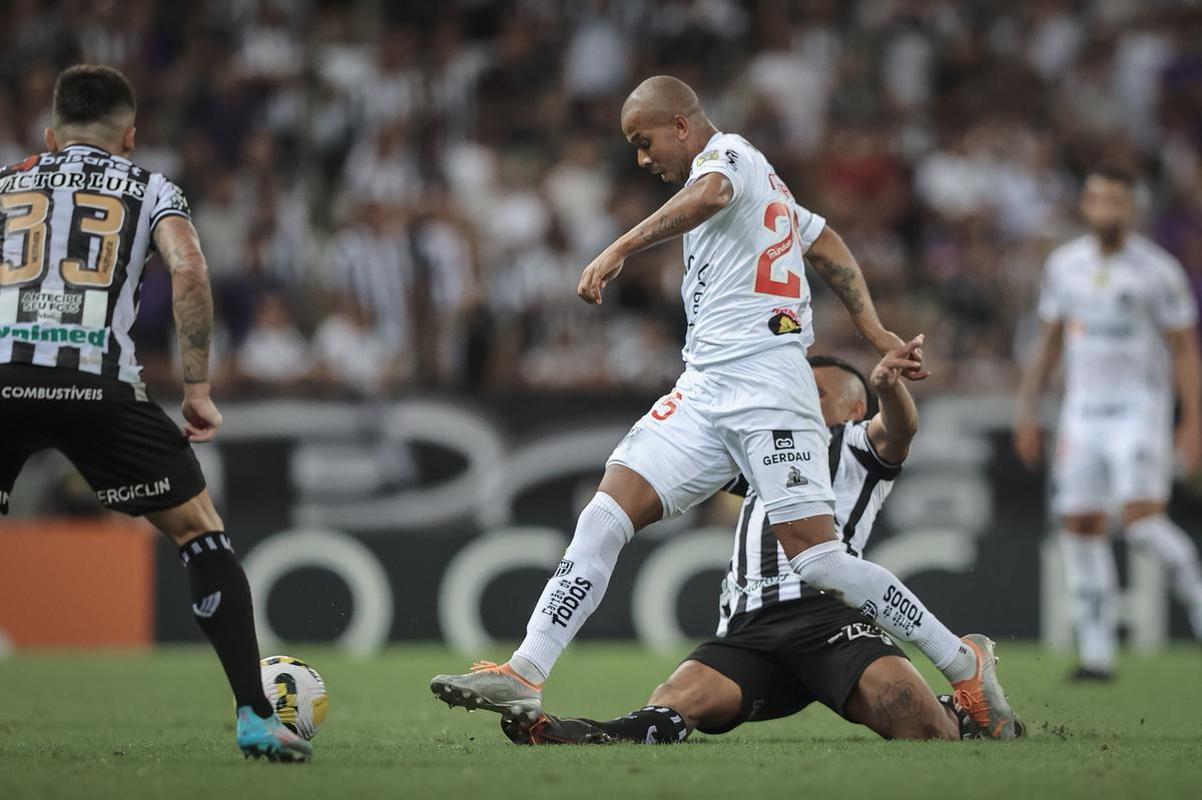 O Atltico visitou o Cear nesta quarta-feira (15), na Arena Castelo, em Fortaleza, pela 12 rodada do Campeonato Brasileiro. Veja as melhores imagens do confronto.