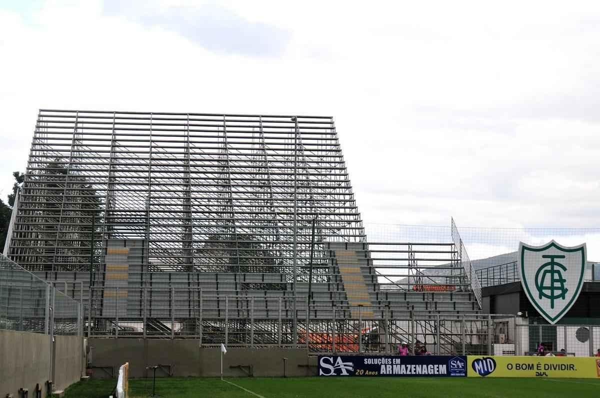 Fotos das obras de instalao de arquibancadas mveis no estdio Independncia