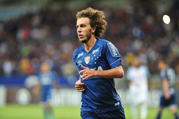 Rafael Galhardo (lateral-direito) - Ainda em recuperação de lesão no ligamento anterior do joelho direito, encerrou o tratamento na Toca da Raposa II e assinou contrato de quatro meses com o Cruzeiro. Efetivamente, só teve condições de jogo na reta final do Brasileiro. Foi bem no empate por 2 a 2 com o Avaí, no Mineirão (35ª rodada), e razoável no empate por 1 a 1 com o Vitória, no Barradão (36ª rodada). Contudo, uma lesão na coxa esquerda tirou Galhardo dos jogos contra Vasco e Botafogo, e o camisa 22 não teve o vínculo renovado para 2018. Recentemente ele foi anunciado pelo Vasco.