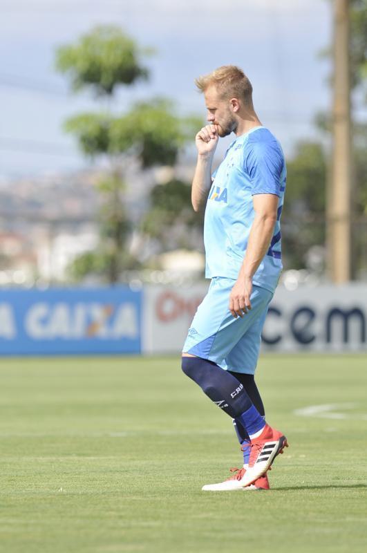 Mano Menezes montou Cruzeiro que deve encarar o Villa Nova no sbado e promoveu trs mudanas em relao ao ltimo jogo: Murilo entrou na vaga de Leo, Egdio no lugar de Marcelo Hermes e Robinho deu lugar a Ariel Cabral