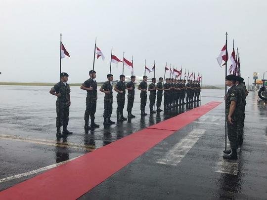 Honras militares na chegada das vítimas ao Aeroporto de Chapecó. Presidente Michel Temer esteve presente