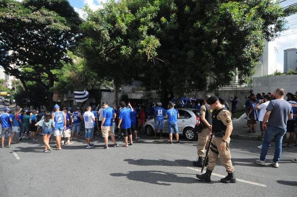 Imagens do protesto da torcida do Cruzeiro em frente ao clube social do Barro Preto