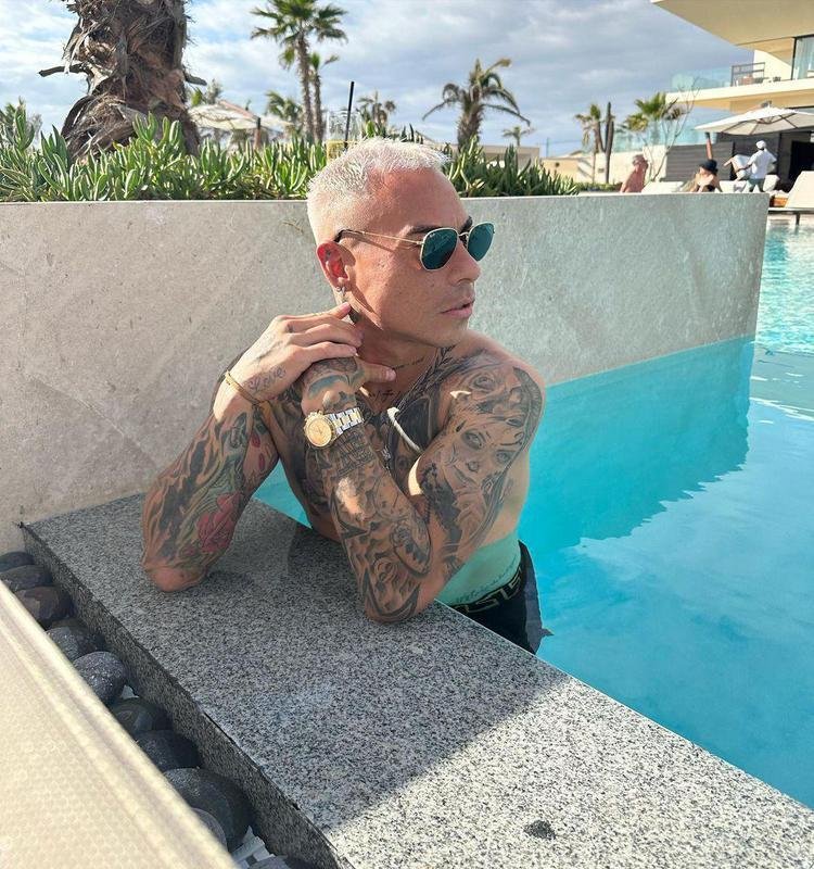 Eduardo Vargas na piscina