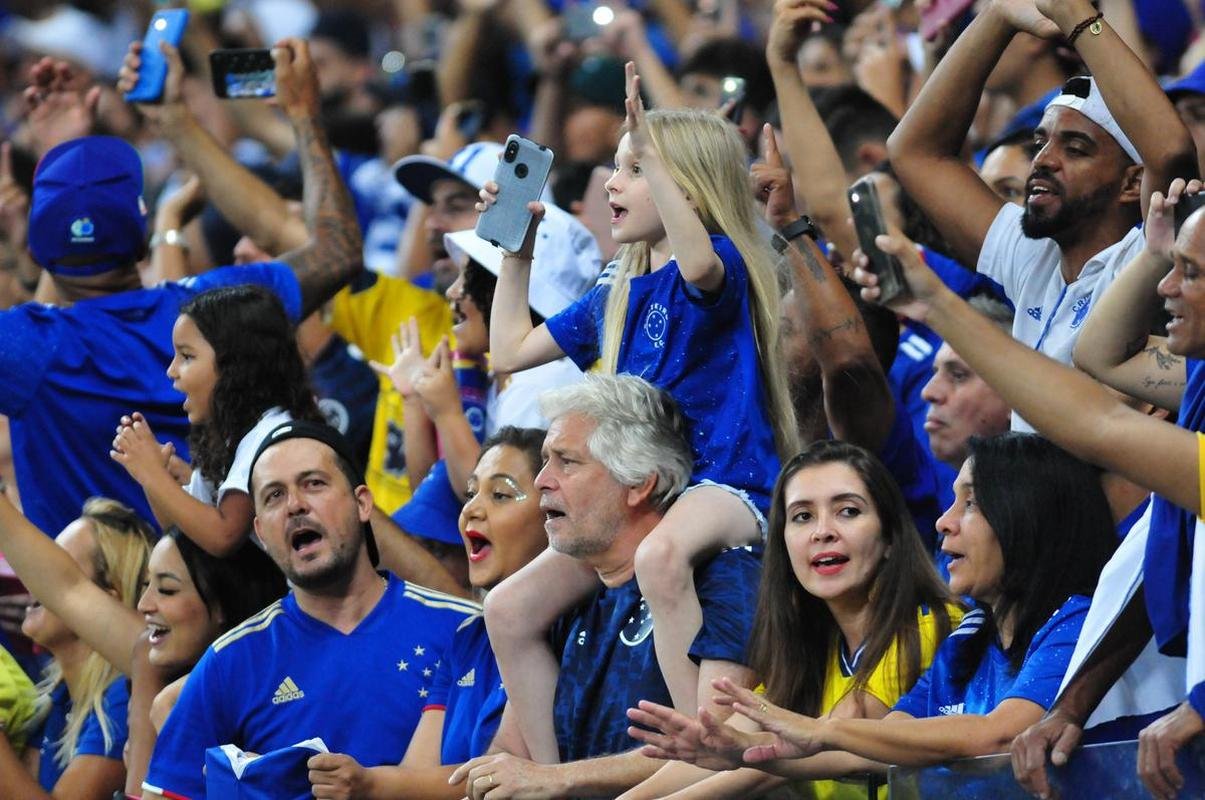 Fotos da torcida no jogo entre Cruzeiro e CSA no Mineiro