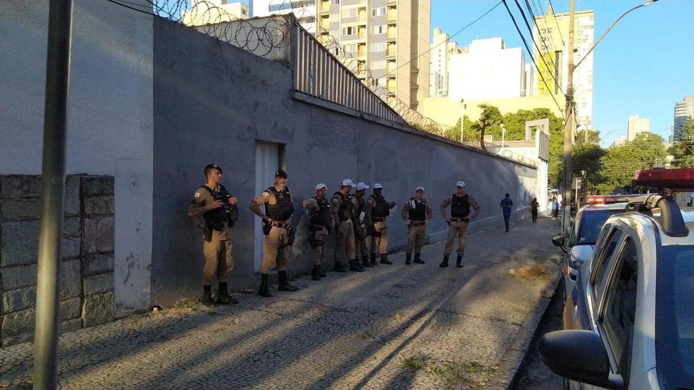 Torcida do Cruzeiro foi em peso ao Parque Esportivo do Barro Preto para fazer press�o pela aprova��o da venda da SAF a Ronaldo