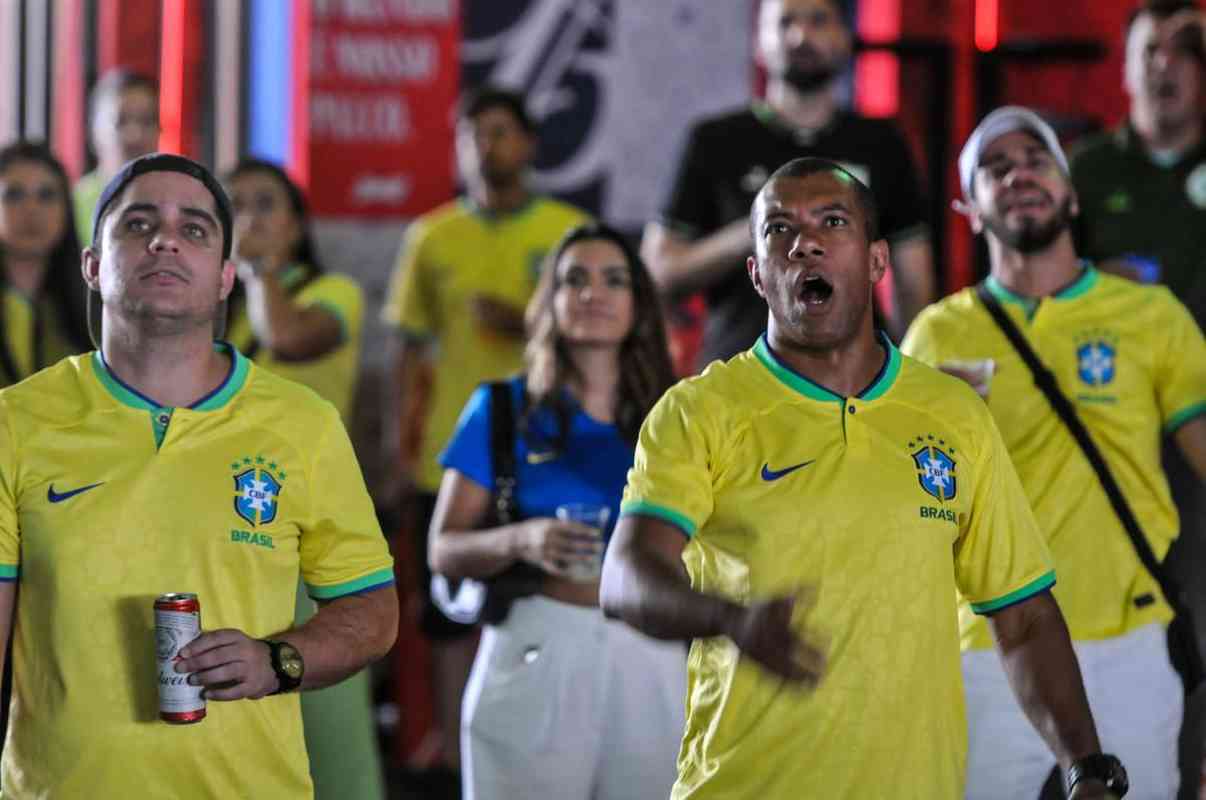 No evento Ginga BH, no bairro Buritis, em Belo Horizonte, torcedores acompanham o jogo entre Brasil e Crocia pelas quartas de final da Copa do Mundo