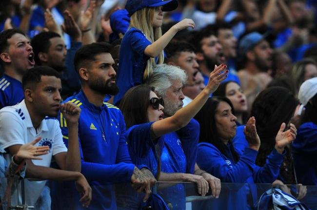 Alcia Reis, de 8 anos, em festa na torcida do Cruzeiro durante a vitria por 2 a 0 sobre o Sampaio Corra, no Mineiro, pela Srie B de 2022