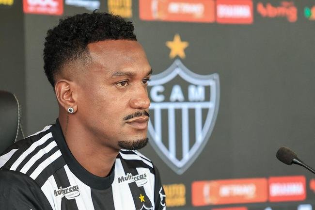 Edenilson foi apresentado pelo Atltico nesta tera-feira (3/1), ao lado do diretor de futebol do clube, Rodrigo Caetano