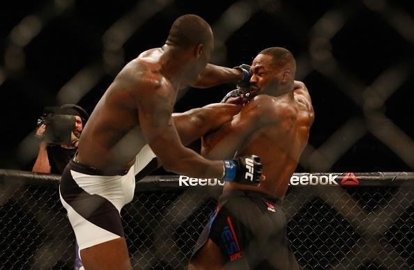 Jon Jones volta ao octógono do UFC e conquista cinturão interino