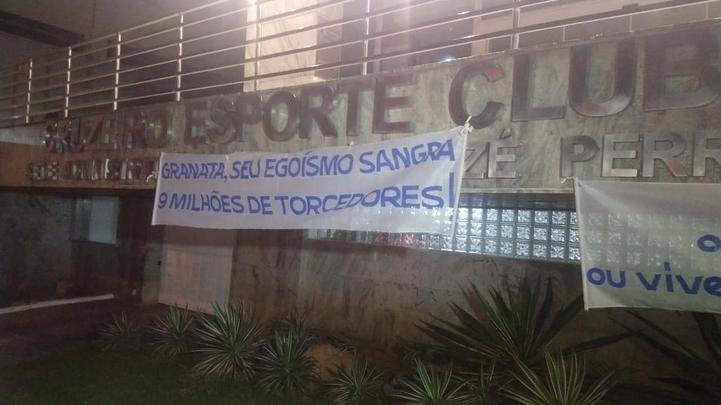 Torcedores do Cruzeiro voltam a protestar em frente  sede administrativa do clube, no Barro Preto