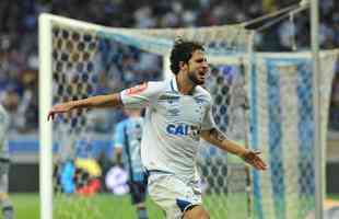 Momento em que Hudson marcou o gol do Cruzeiro no segundo tempo