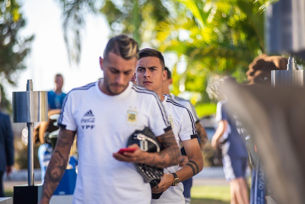 Messi na chegada  Toca da Raposa II, centro de treinamento do Cruzeiro