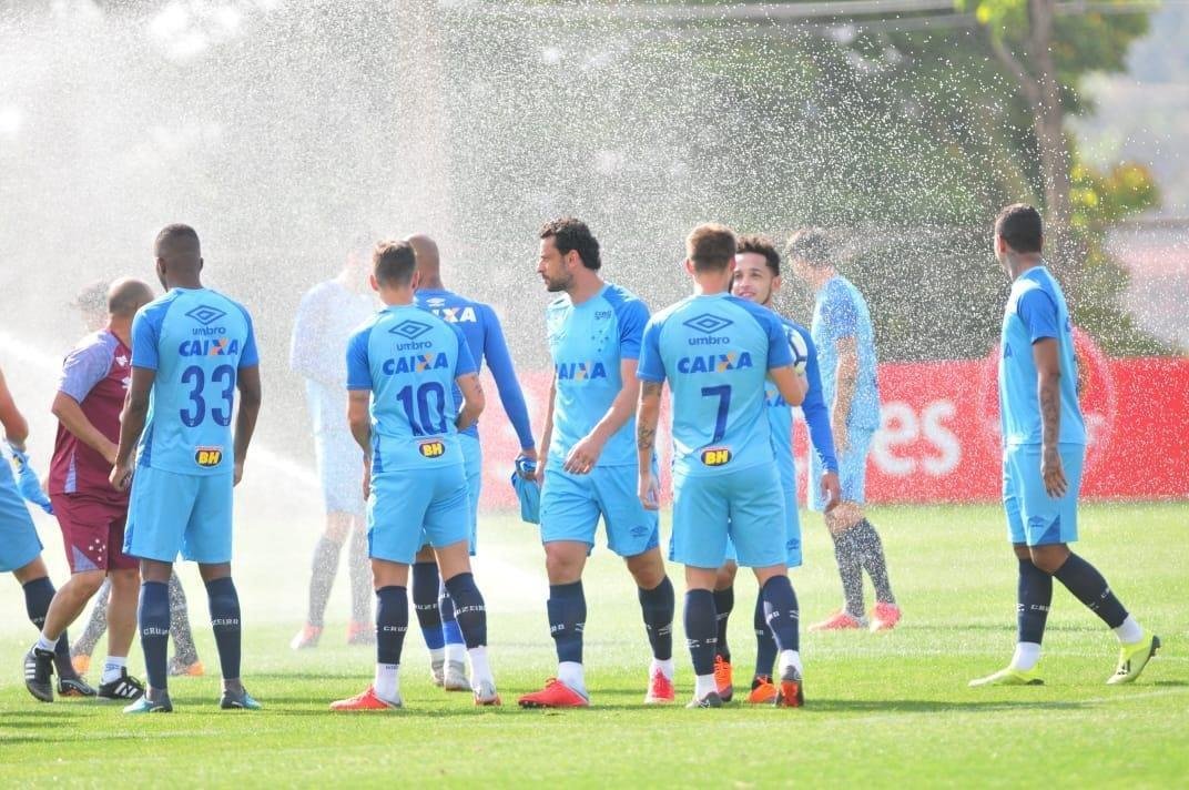 No retorno aos trabalhos com bola na Toca II, os atacantes Fred e Sass passaram por 'batismo' dos companheiros