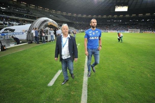 Atacante Barcos, novo reforo do Cruzeiro, foi ao Mineiro, assistiu  partida contra o Atltico-PR pela Copa do Brasil e foi apresentado  torcida pelo presidente Wagner Pires de S
