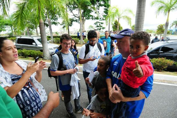 Com presena da torcida, Cruzeiro seguiu preparao para jogo contra o Fluminense, no Mineiro. Nesta sexta, Mano definiu Lucas Silva como substituto de Henrique, suspenso. O zagueiro Leo treinou normalmente aps se recuperar de leso e ser relacionado. 