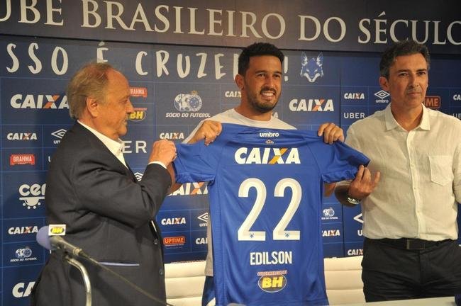 Edilson (lateral-direito): contratado em janeiro de 2018, seguiu no clube at junho de 2020, quando teve o vnculo rescindido. Com a camisa celeste, foram 73 partidas e trs gols marcados.
