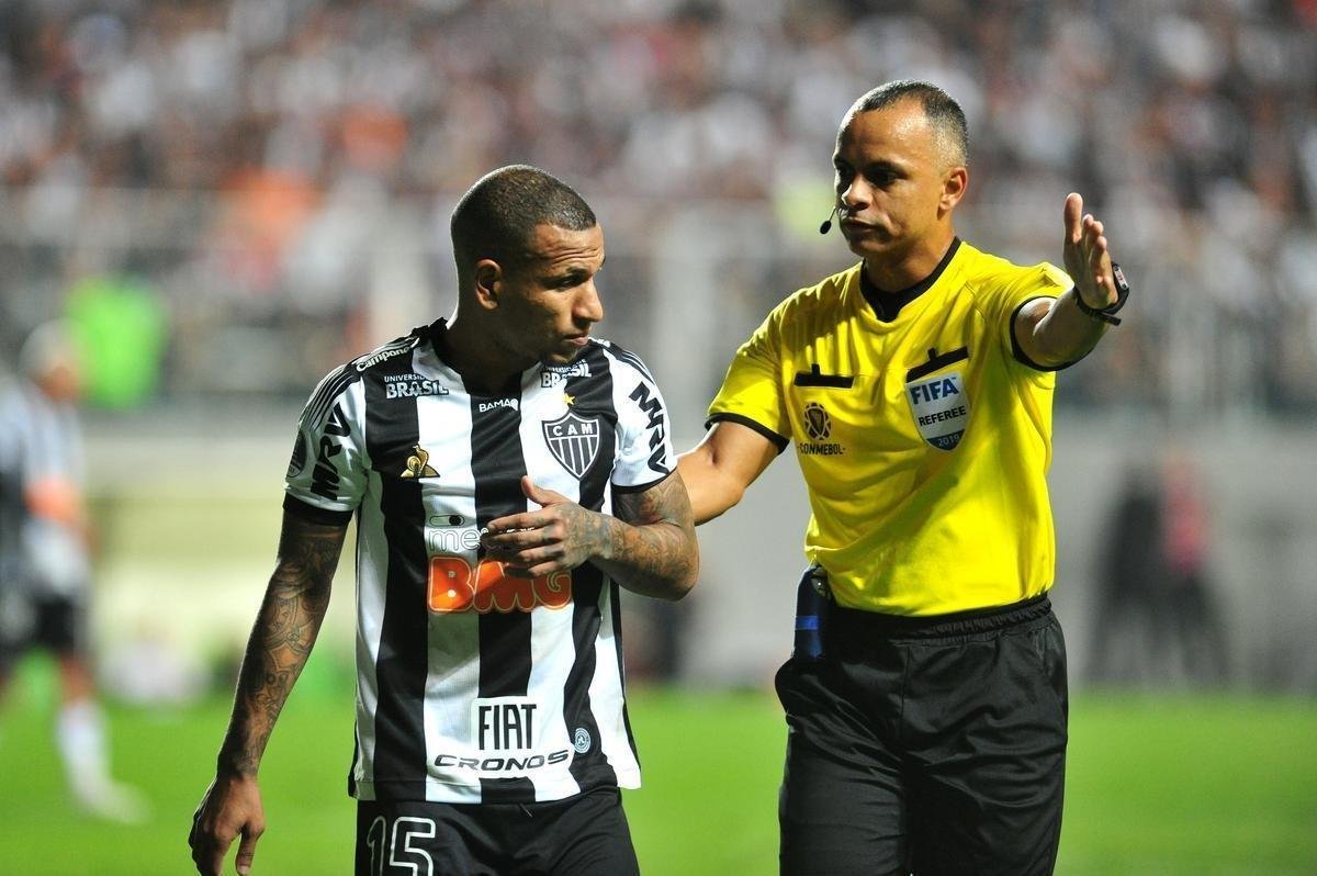 Galo deslanchou no segundo tempo com gols de Fbio Santos, de pnalti, e Vinicius