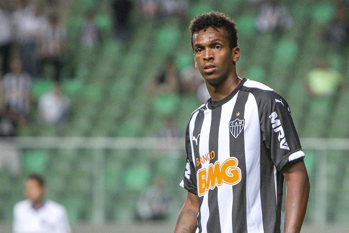 Entre 2014 e 2015, J amargou longo jejum de gols. Foram mais de 13 meses sem balanar as redes (31 jogos, sendo 26 pelo Galo e cinco pela Seleo Brasileira). 