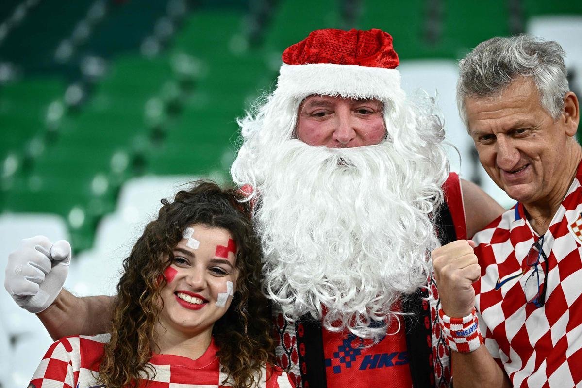 Fotos das torcidas de Brasil e Crocia no Estdio da Educao, em Al-Rayyan, no Catar, em duelo pelas quartas de final da Copa do Mundo