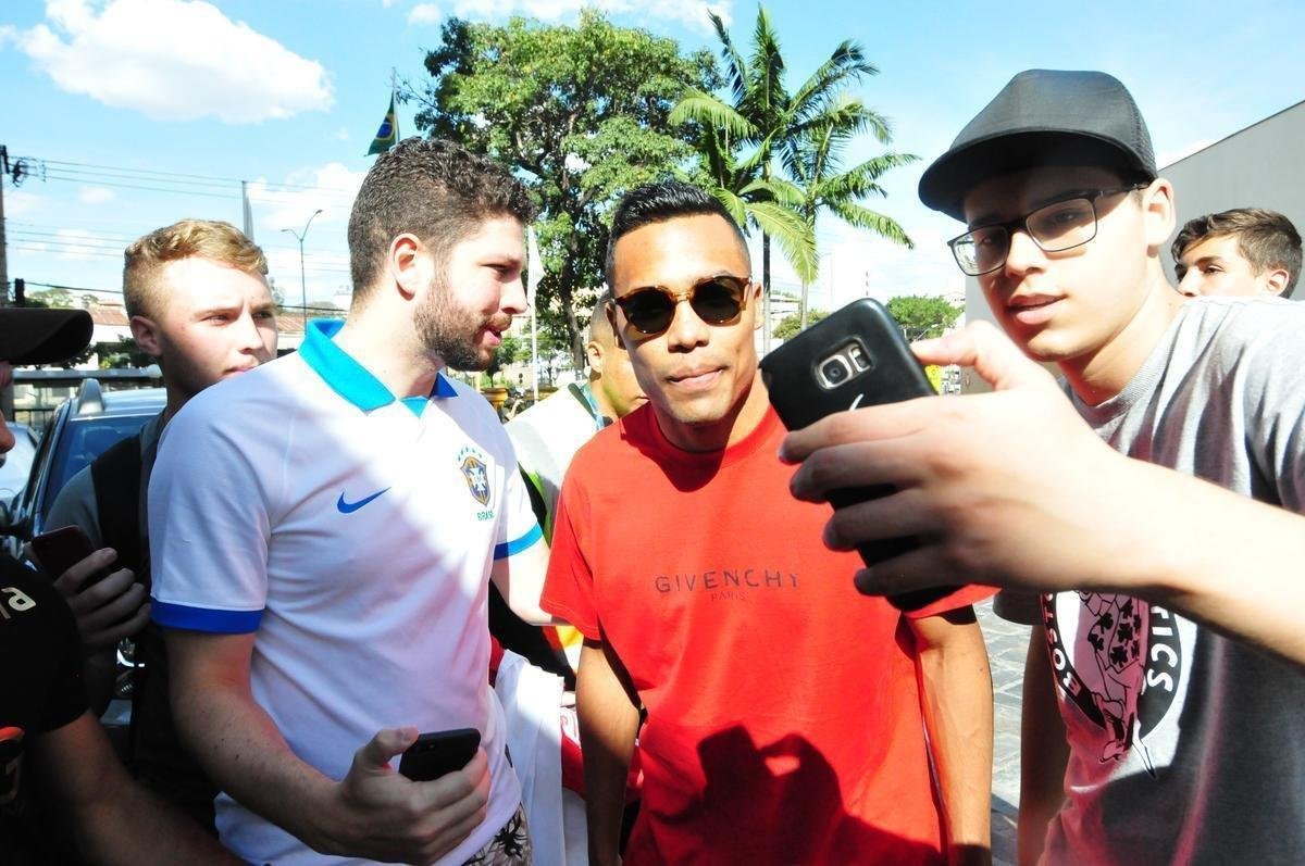 Depois de derrotar a Argentina por 2 a 0 no Mineiro e garantir vaga na final da Copa Amrica, jogadores da Seleo Brasileira ganharam folga em Belo Horizonte e foram tietados por torcedores na porta do hotel Ouro Minas. 