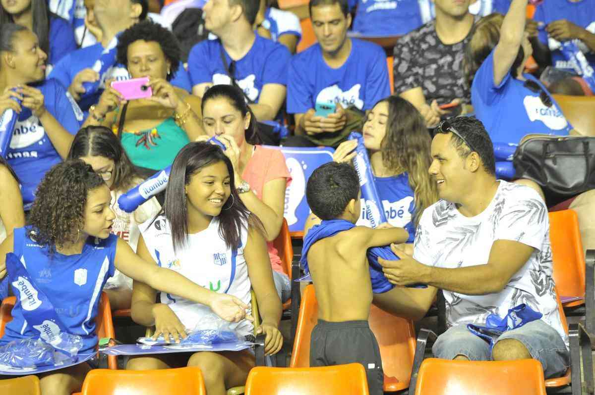 Veja fotos das torcidas na deciso da Superliga Feminina no Mineirinho