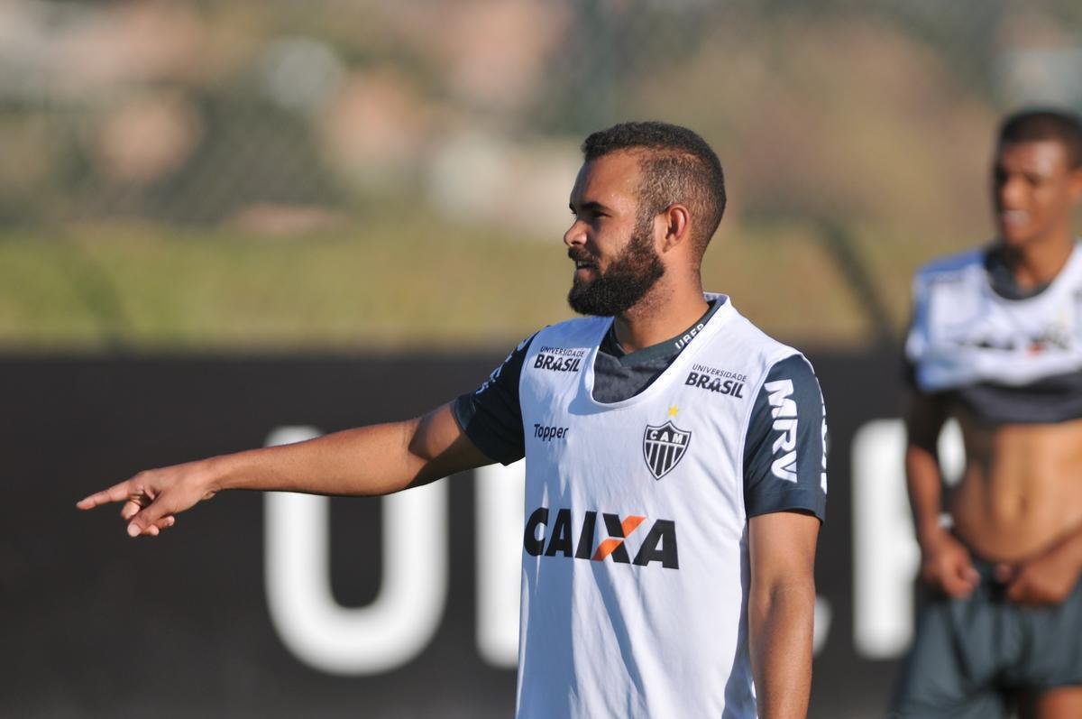 Elenco atleticano fez trabalho ttico orientado por Larghi antes de jogo-treino contra o Coimbra